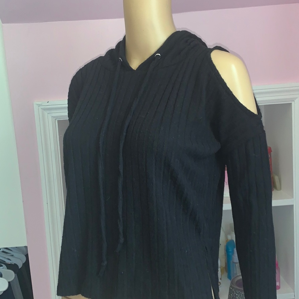 Ribbed hoodie with cutout shoulder